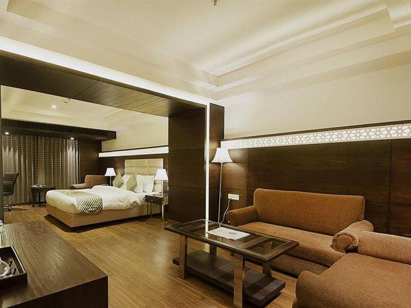 The Palm Court Hotel Ludhiana Eksteriør billede