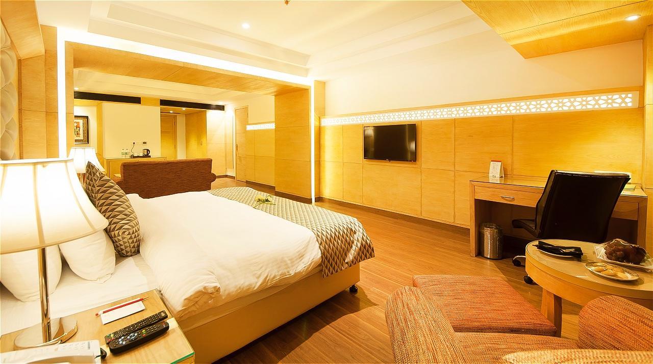 The Palm Court Hotel Ludhiana Eksteriør billede