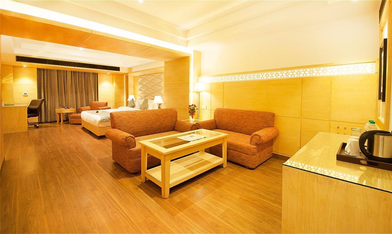 The Palm Court Hotel Ludhiana Eksteriør billede